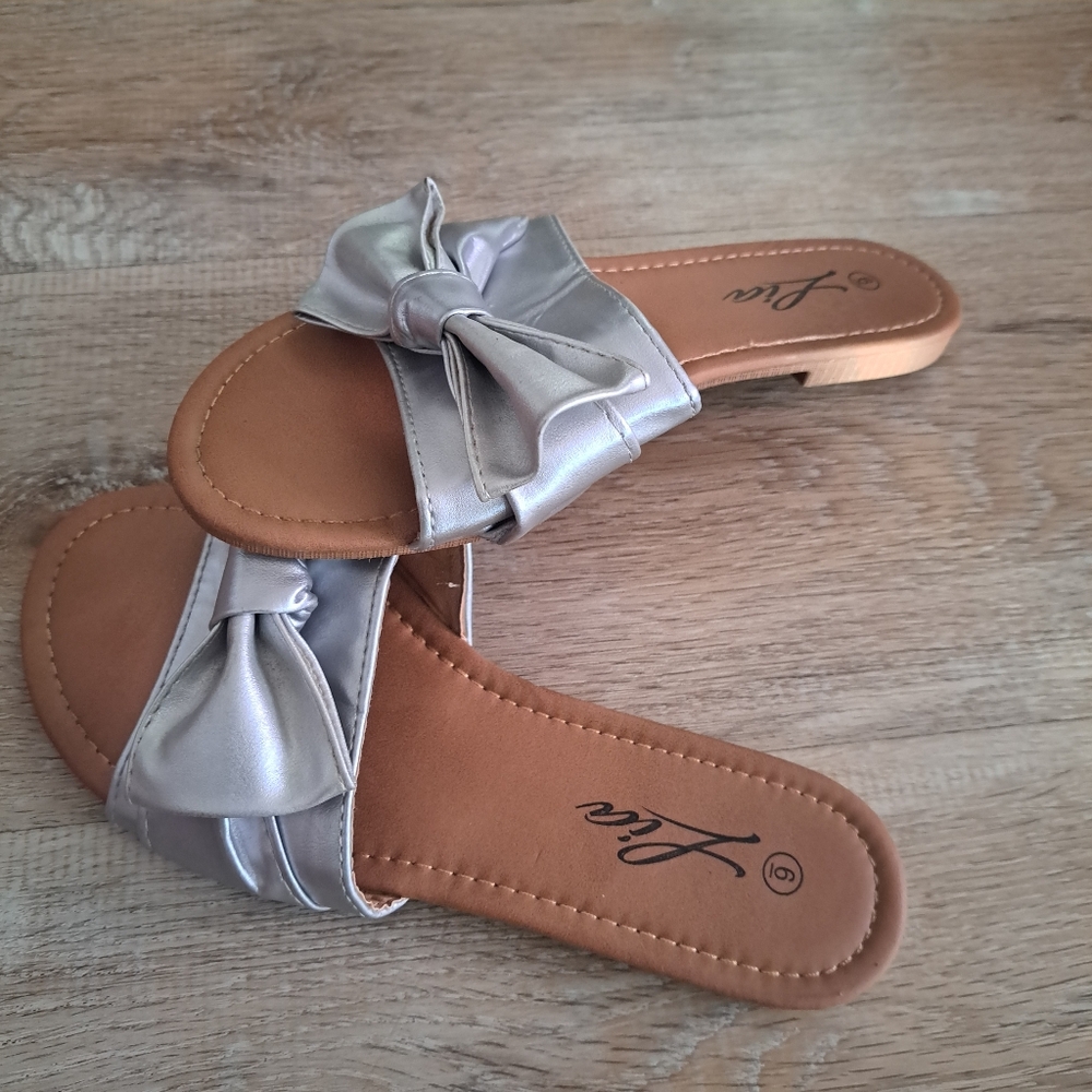 Lia Silver Sandals Flats Bow Women's Size 6